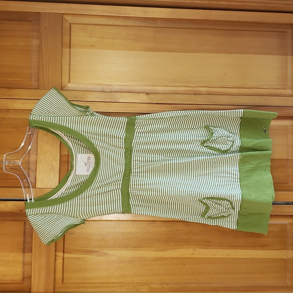 Hollister Short Sleeved Baby Doll Shirt w/ Scoop Neck Size Medium Grn/Wht Stripe
